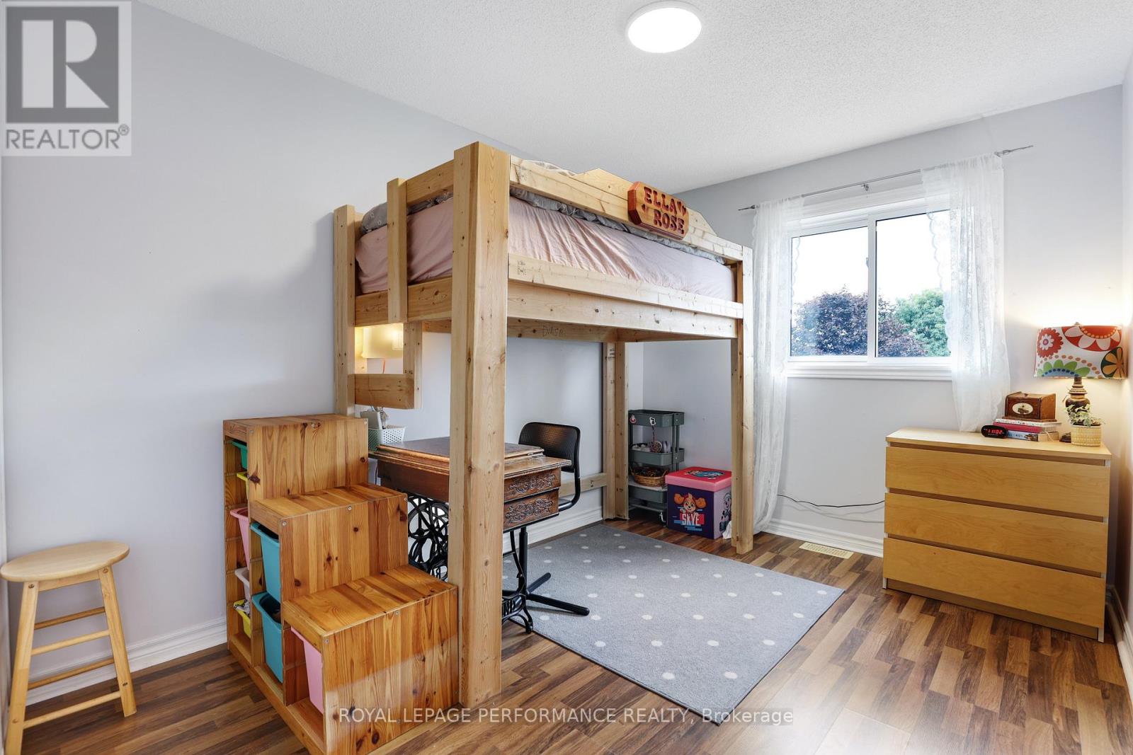 1080 Des Pins Avenue