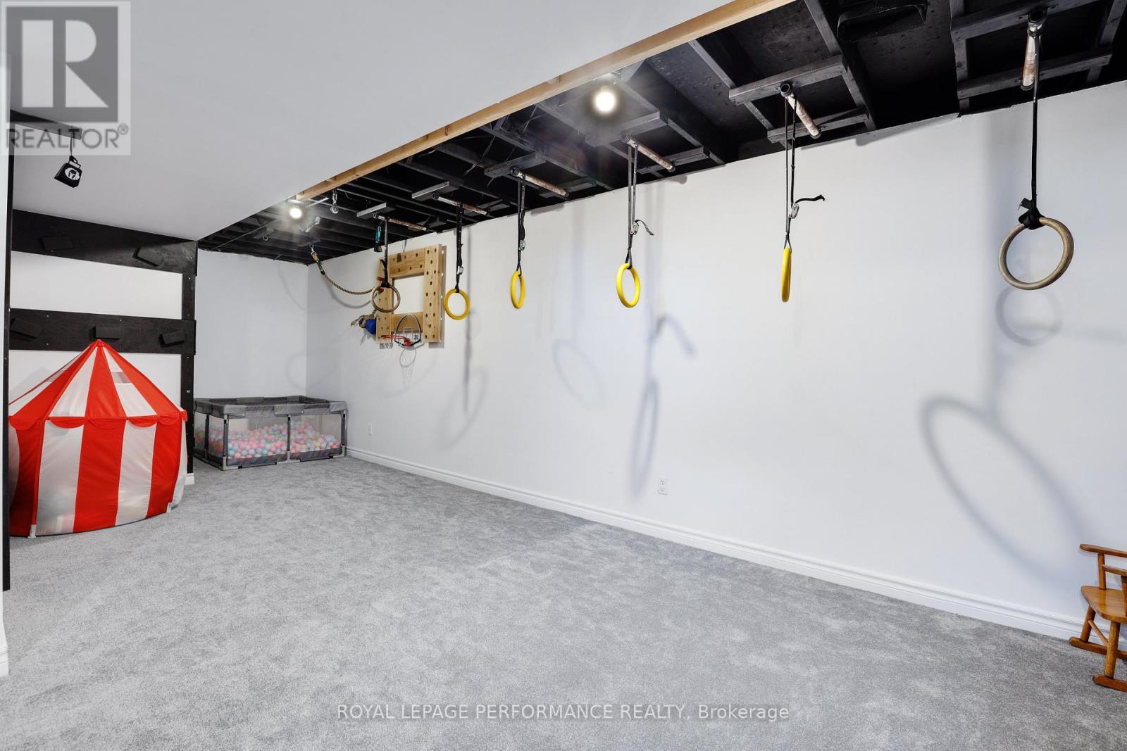 1080 Des Pins Avenue
