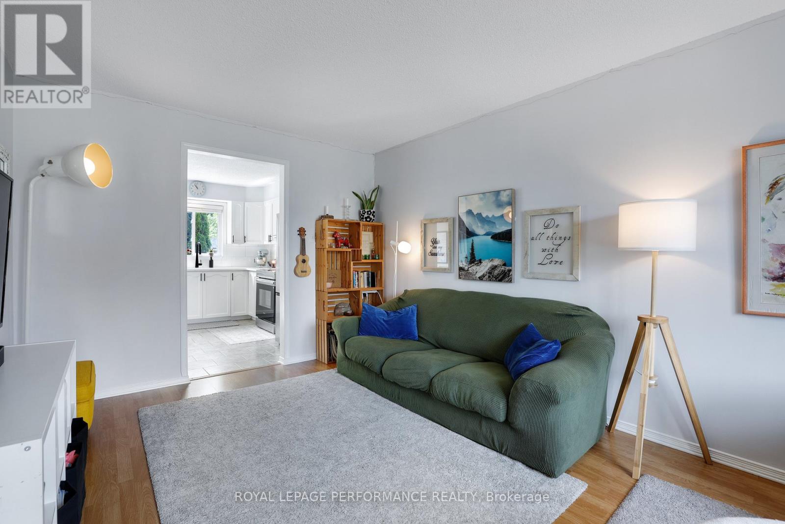 1080 Des Pins Avenue