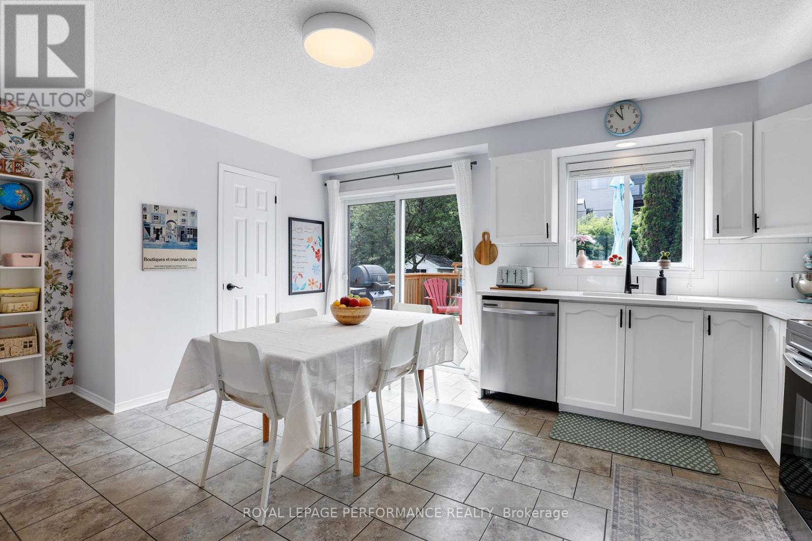 1080 Des Pins Avenue