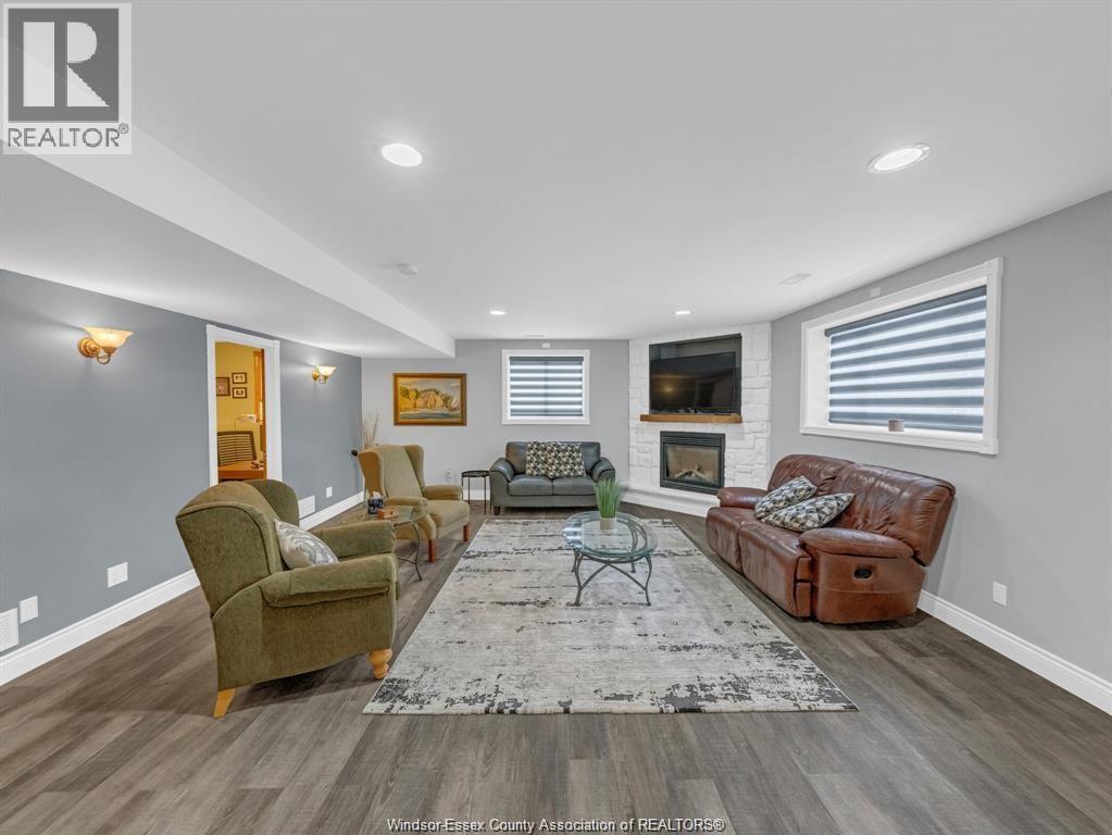 4278 CASGRAIN DRIVE - 32