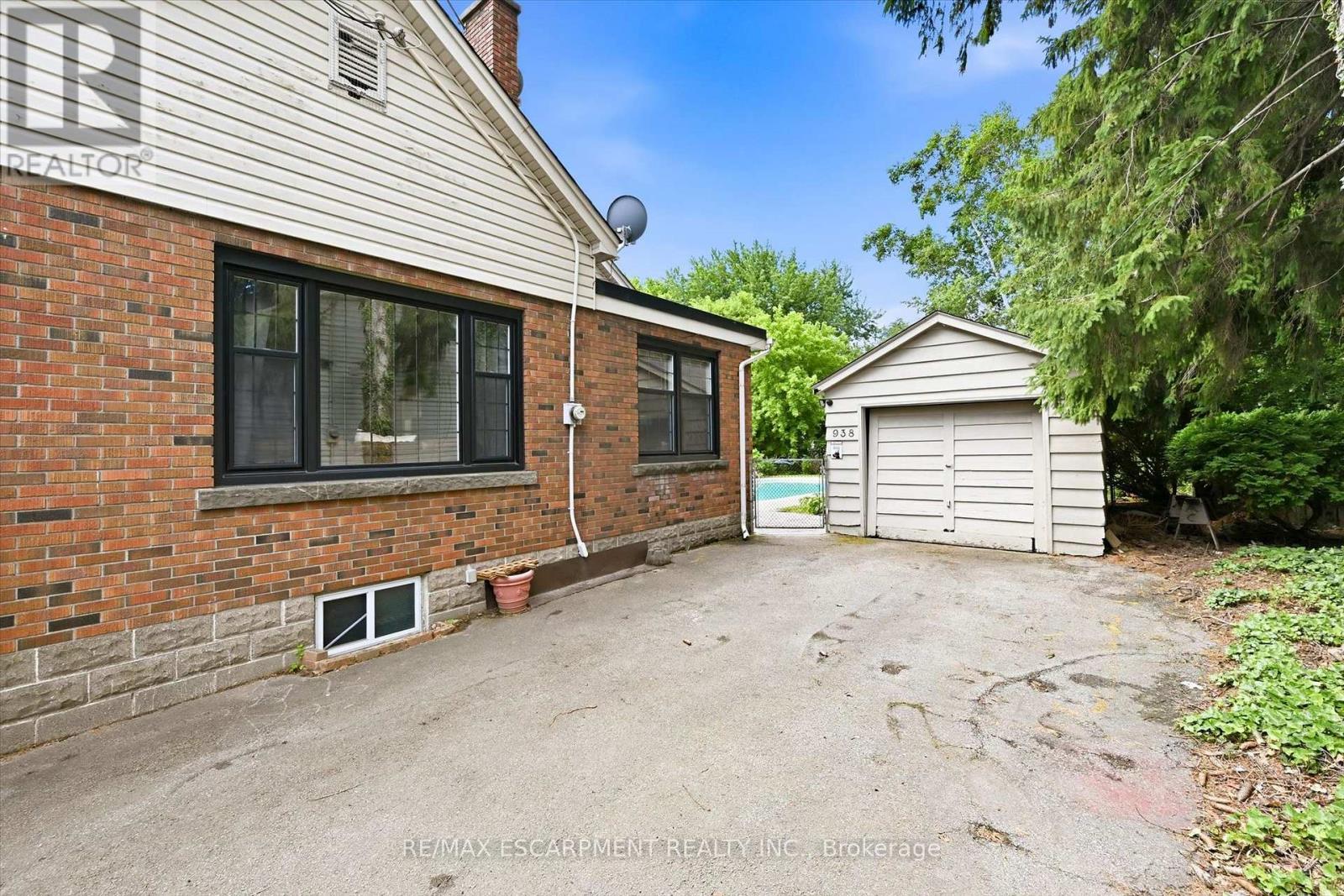 938 CLOVERLEAF DRIVE - 24