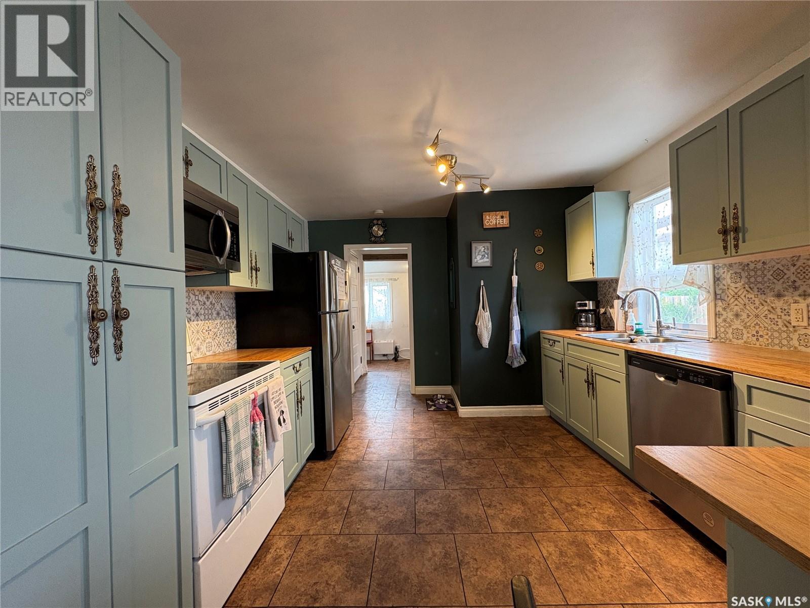 276 2nd AVENUE E - 14