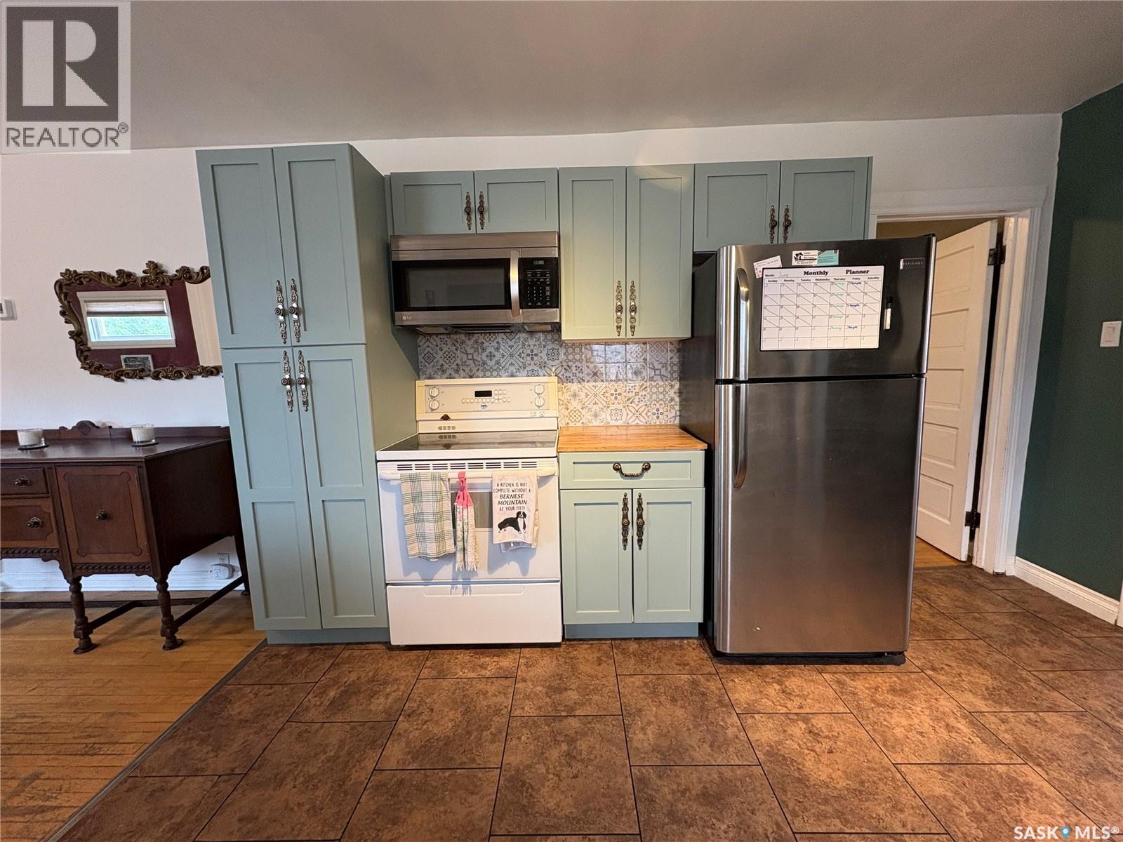 276 2nd AVENUE E - 16