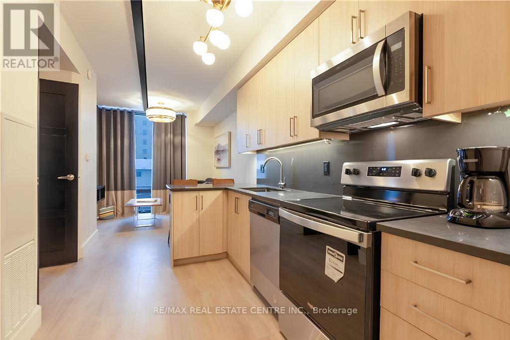 #611 145 COLUMBIA STREET W - 6