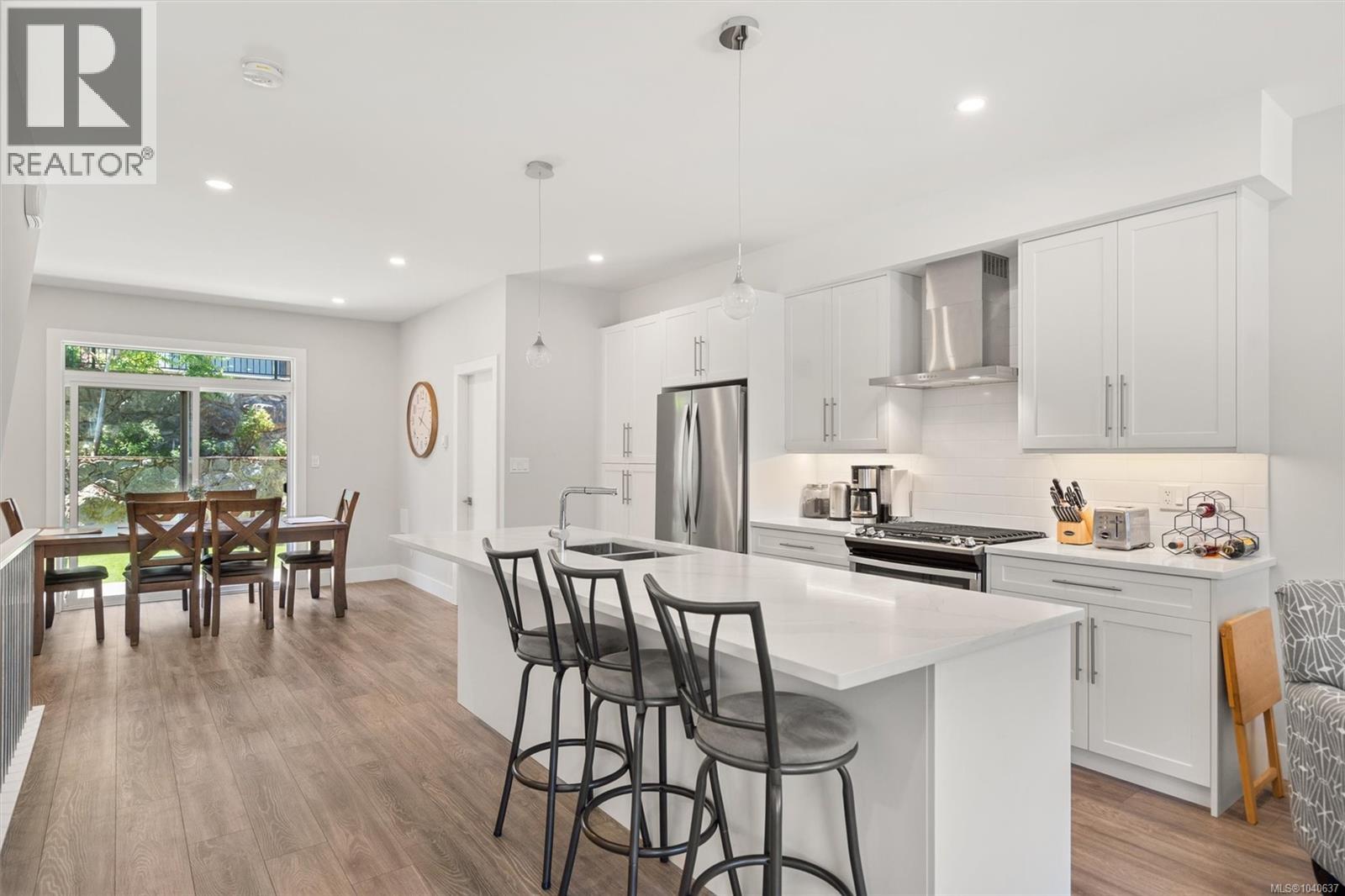 607 Selwyn Close - 3