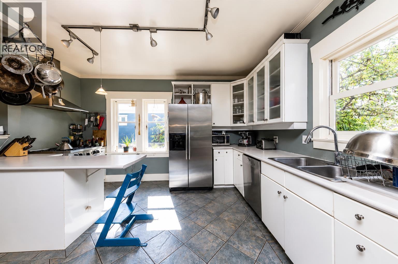 364 E 14TH STREET, North Vancouver