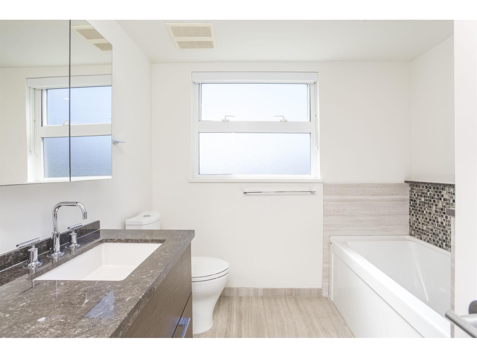 402 1160 OXFORD STREET, White Rock