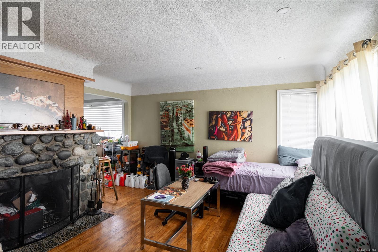 1203 Pearce Cres - 3