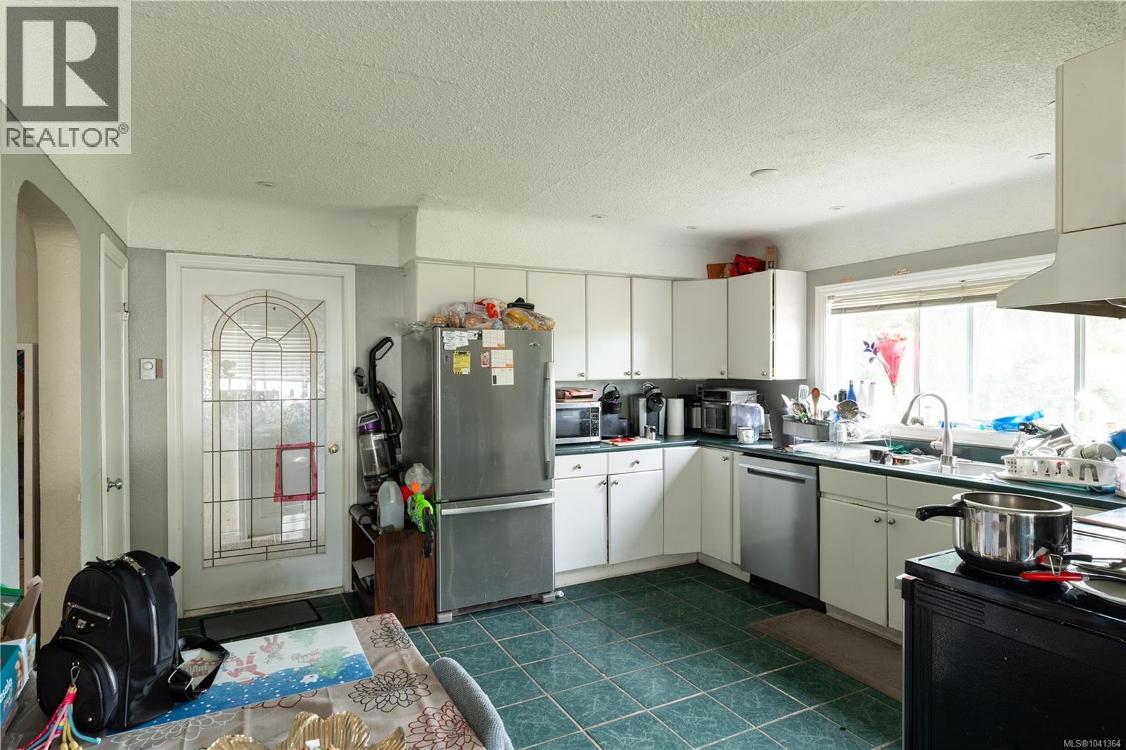 1203 Pearce Cres - 5