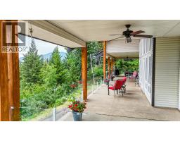 Laundry room - 5694 Trans Canada Highway Nw, Salmon Arm, BC V1E3A2 Photo 17