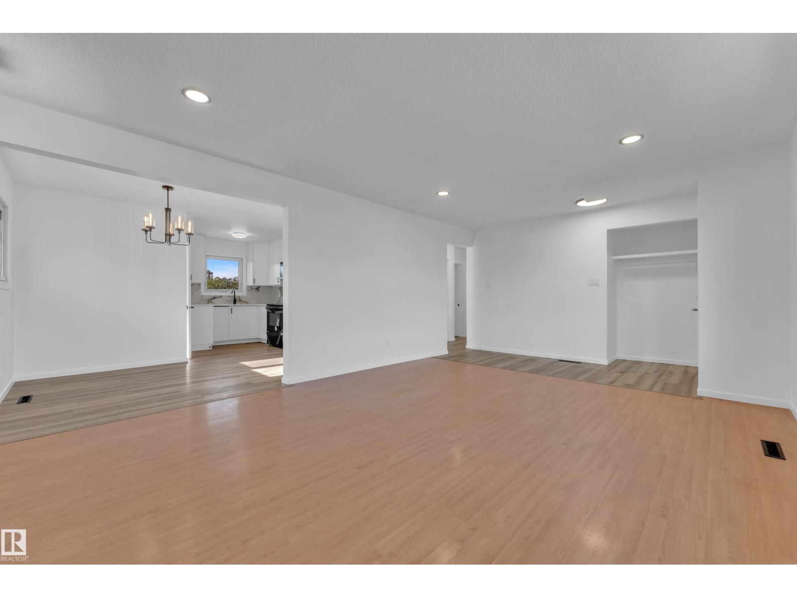8104 135 AV NW - 23