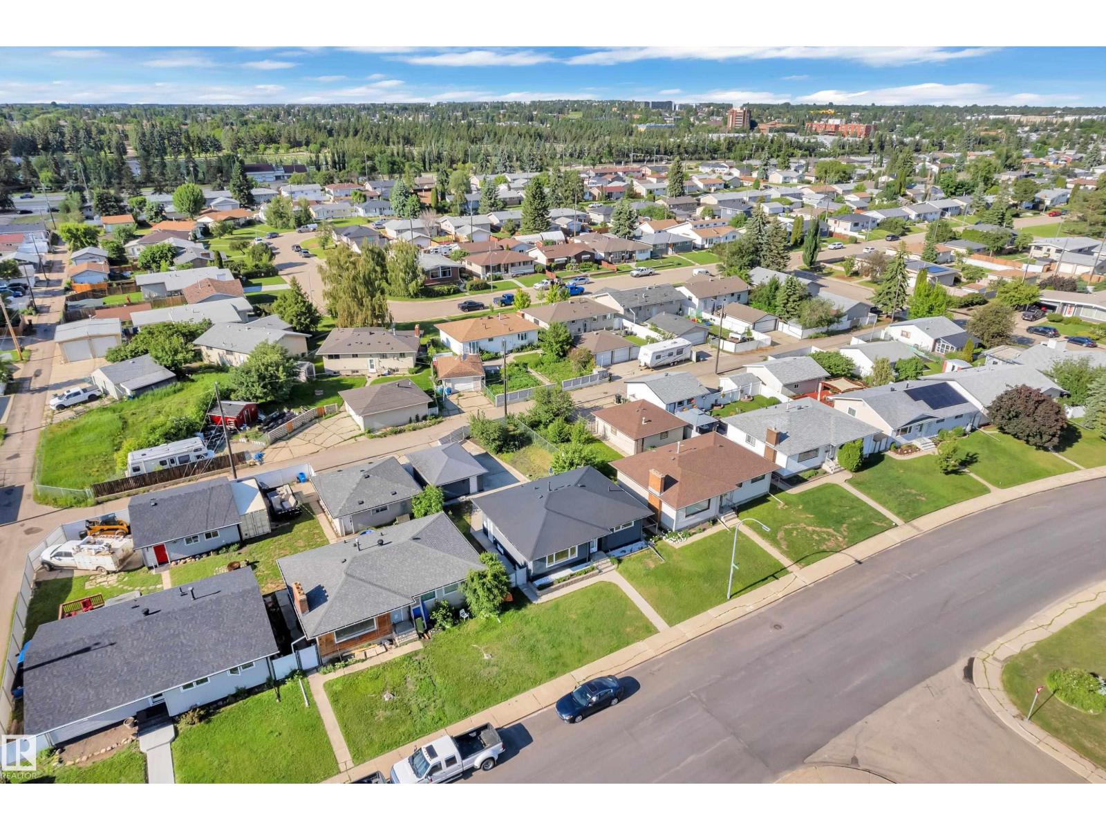 8104 135 AV NW - 3