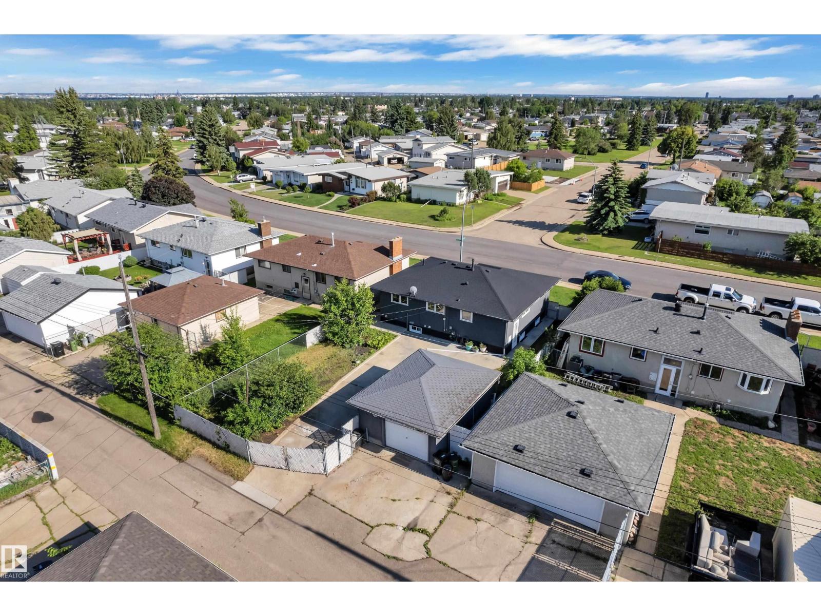 8104 135 AV NW - 5