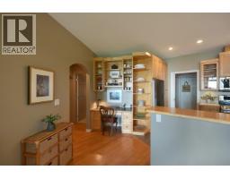7647 Eureka Place, Halfmoon Bay, BC V7Z1A1 Photo 8