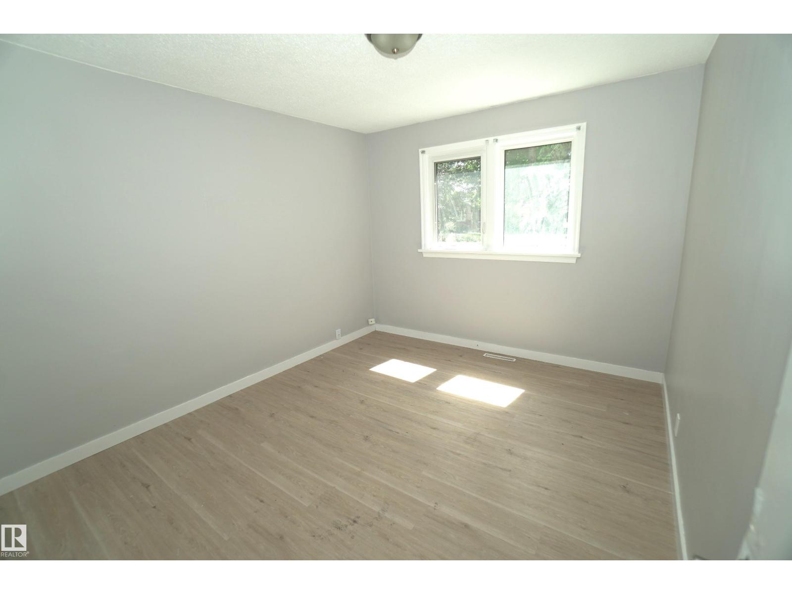 10922 62 AV NW - 12
