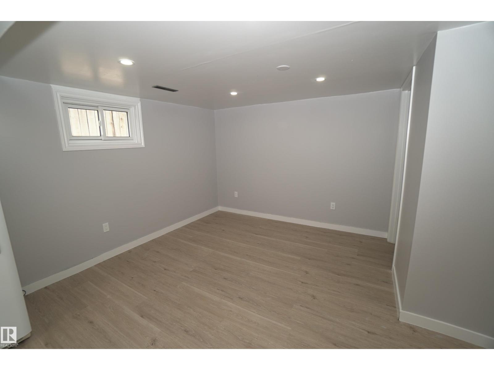 10922 62 AV NW - 19