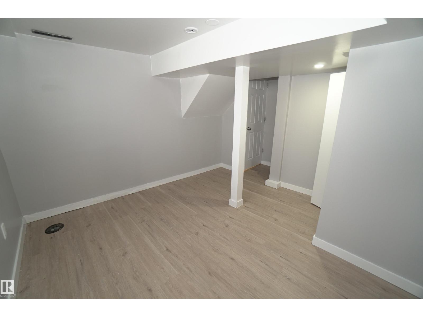 10922 62 AV NW - 24
