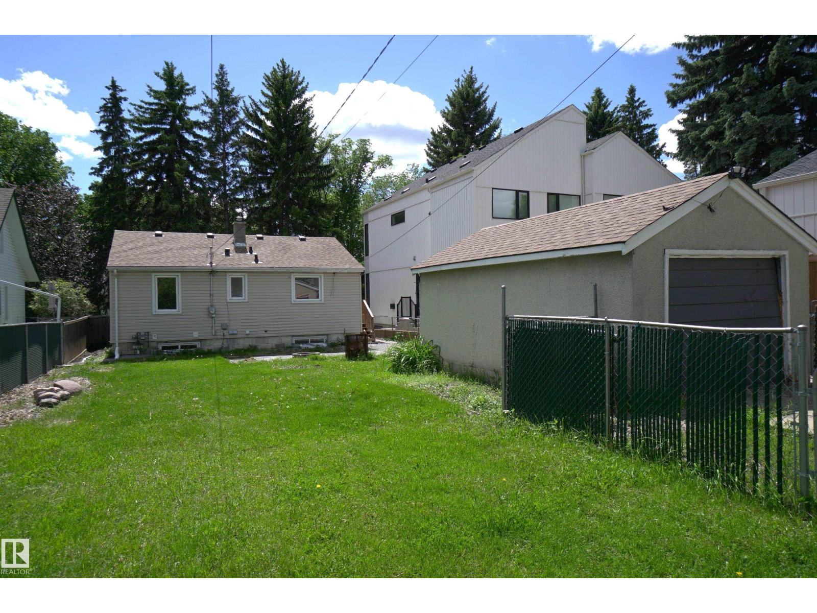 10922 62 AV NW - 28