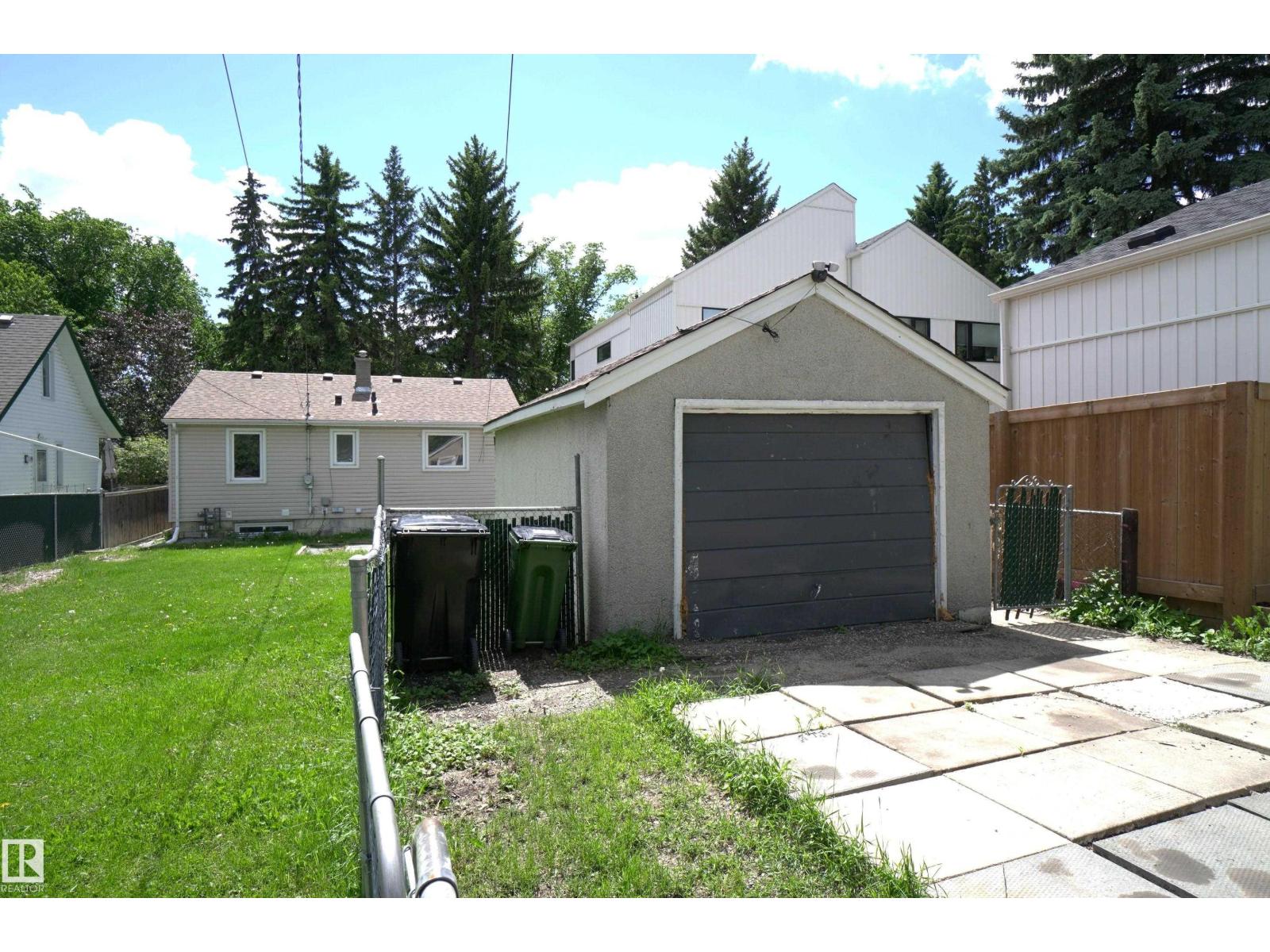 10922 62 AV NW - 33