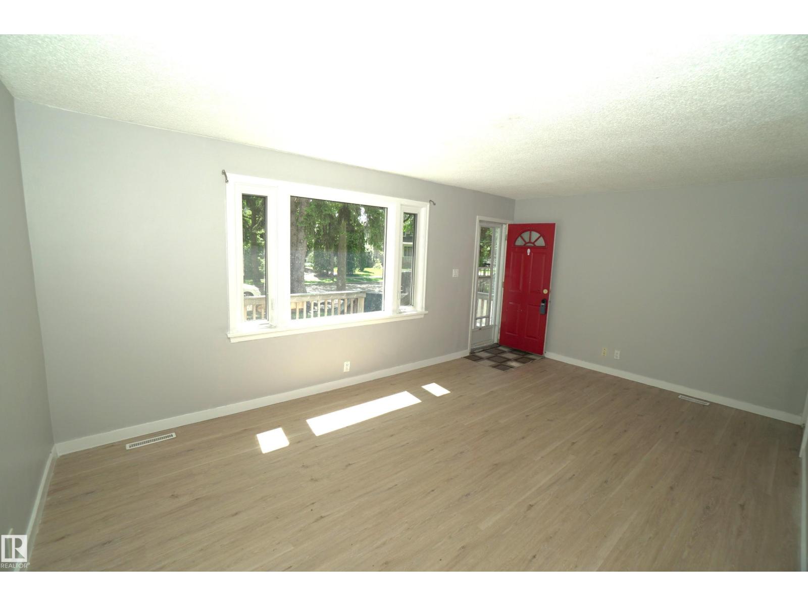 10922 62 AV NW - 9