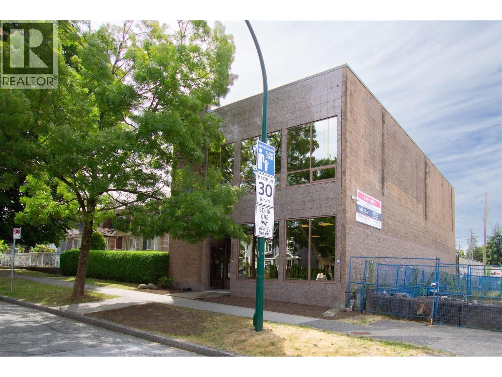 2916 GRAVELEY STREET, Vancouver — photo 2