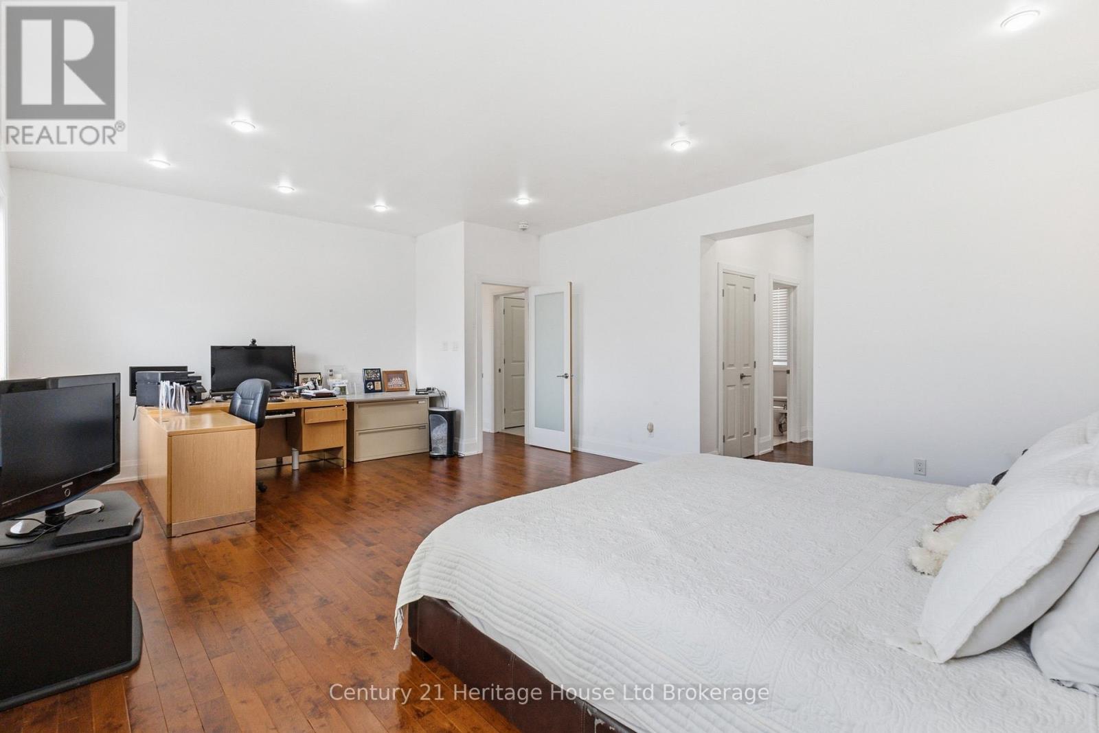 61 APPLEWOOD CRESCENT - 20