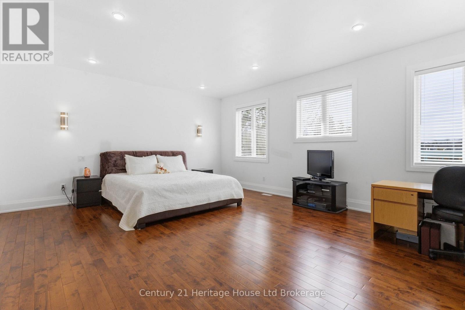 61 APPLEWOOD CRESCENT - 19