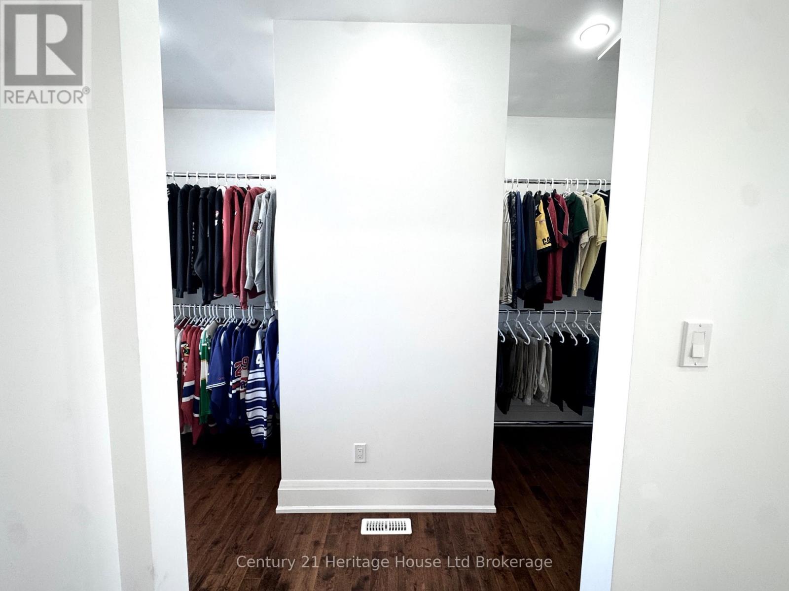 61 APPLEWOOD CRESCENT - 21