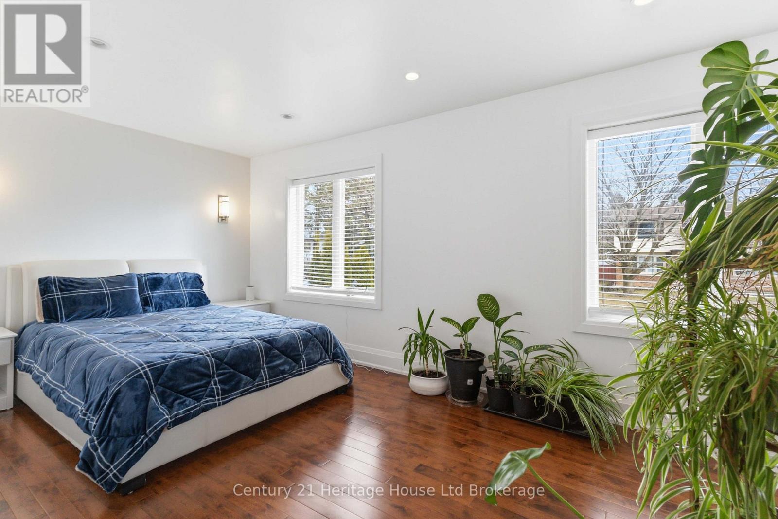 61 APPLEWOOD CRESCENT - 13
