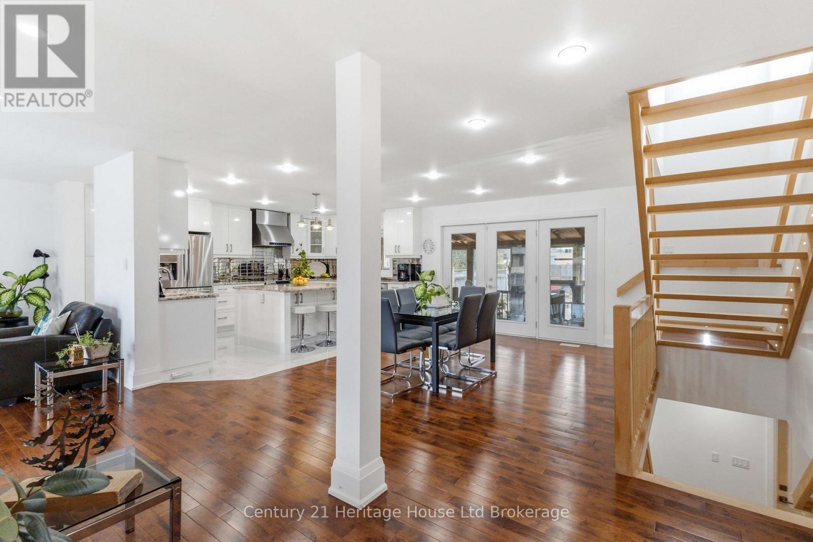 61 APPLEWOOD CRESCENT - 2