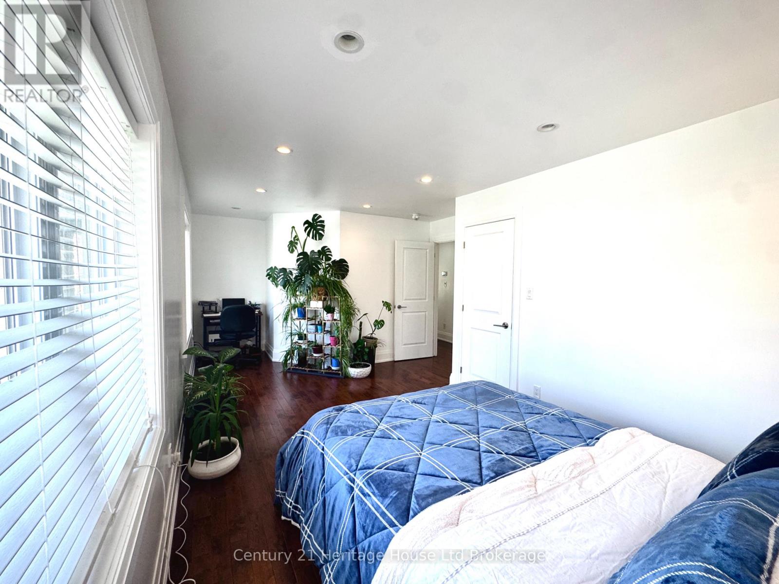 61 APPLEWOOD CRESCENT - 12