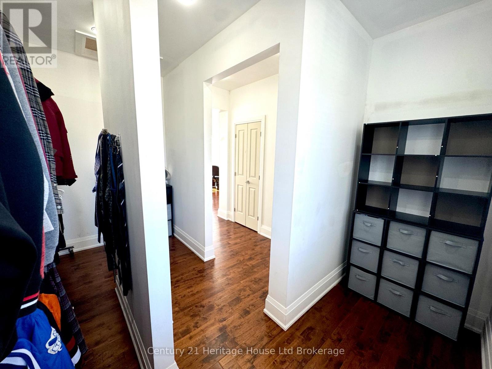 61 APPLEWOOD CRESCENT - 24