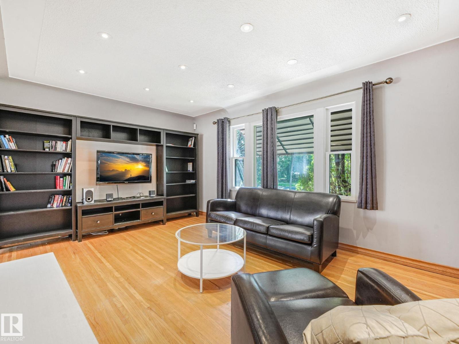 12215 103 ST NW - 8