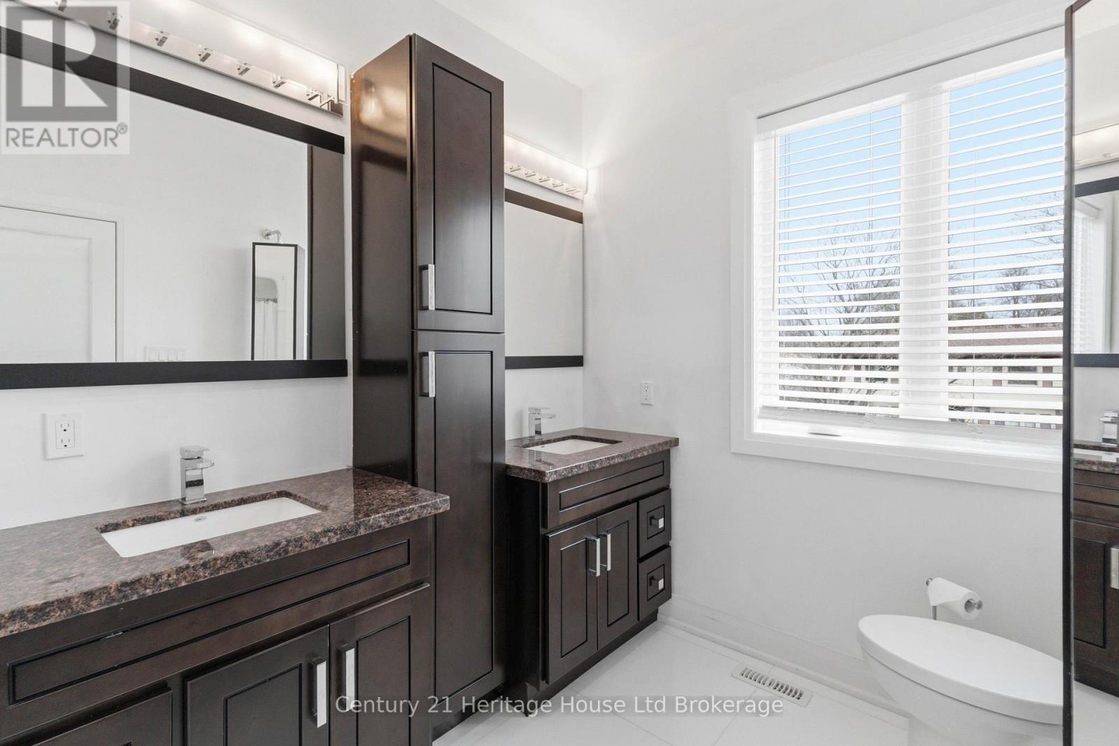 61 APPLEWOOD CRESCENT - 28