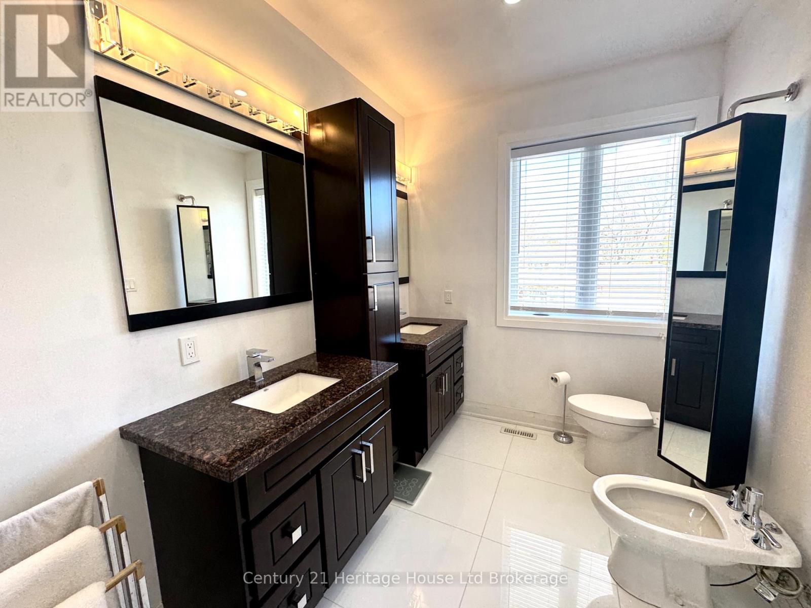 61 APPLEWOOD CRESCENT - 25