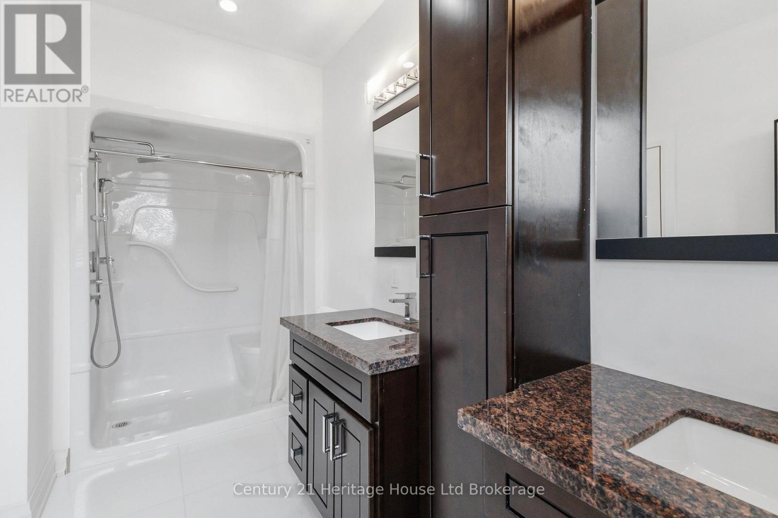 61 APPLEWOOD CRESCENT - 27