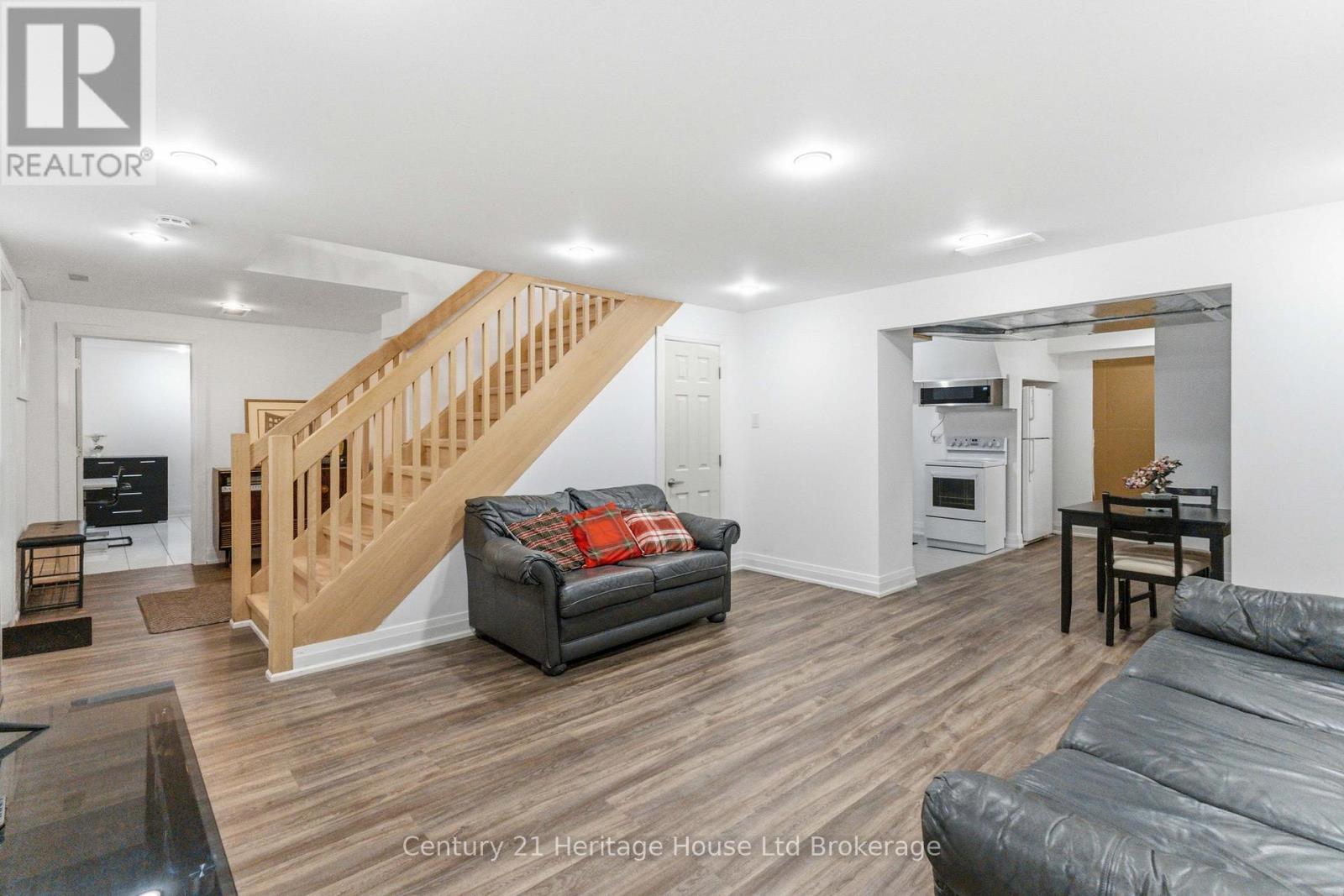61 APPLEWOOD CRESCENT - 29