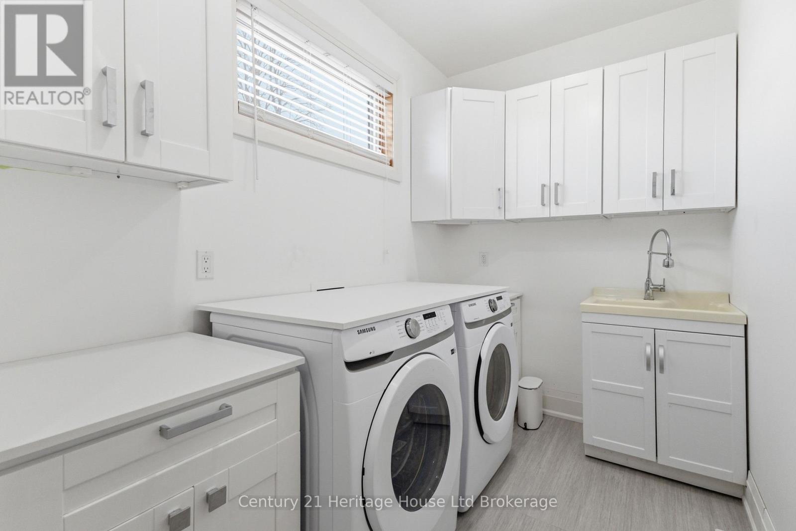 61 APPLEWOOD CRESCENT - 30