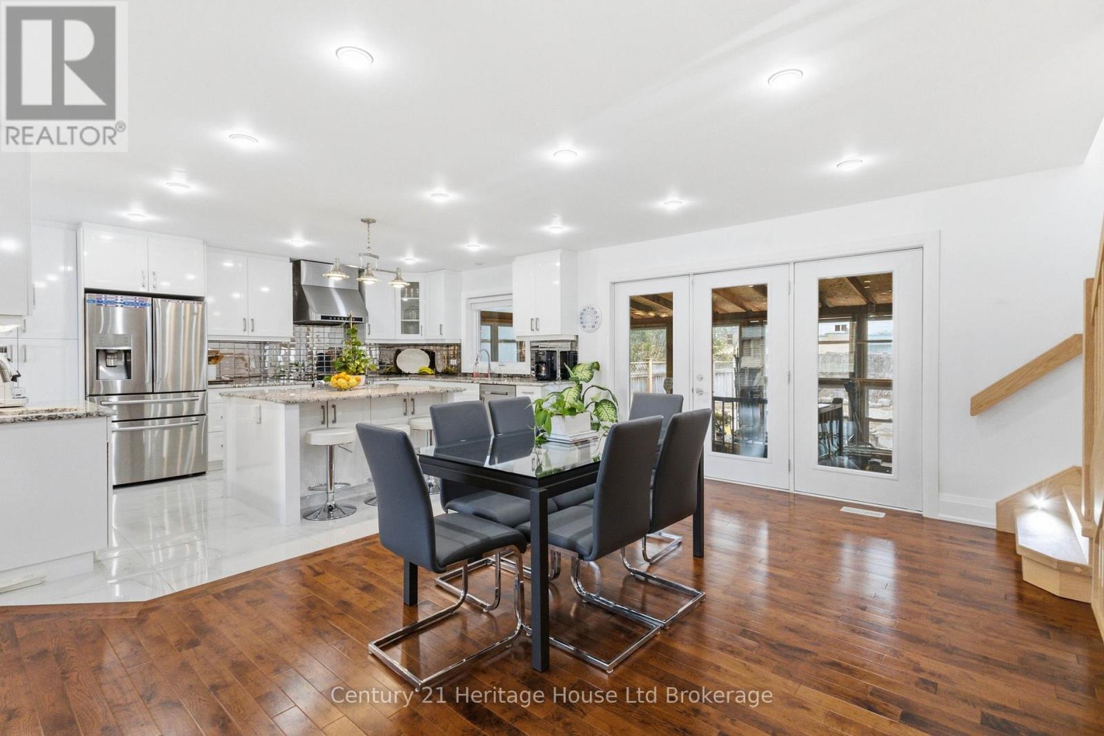 61 APPLEWOOD CRESCENT - 3