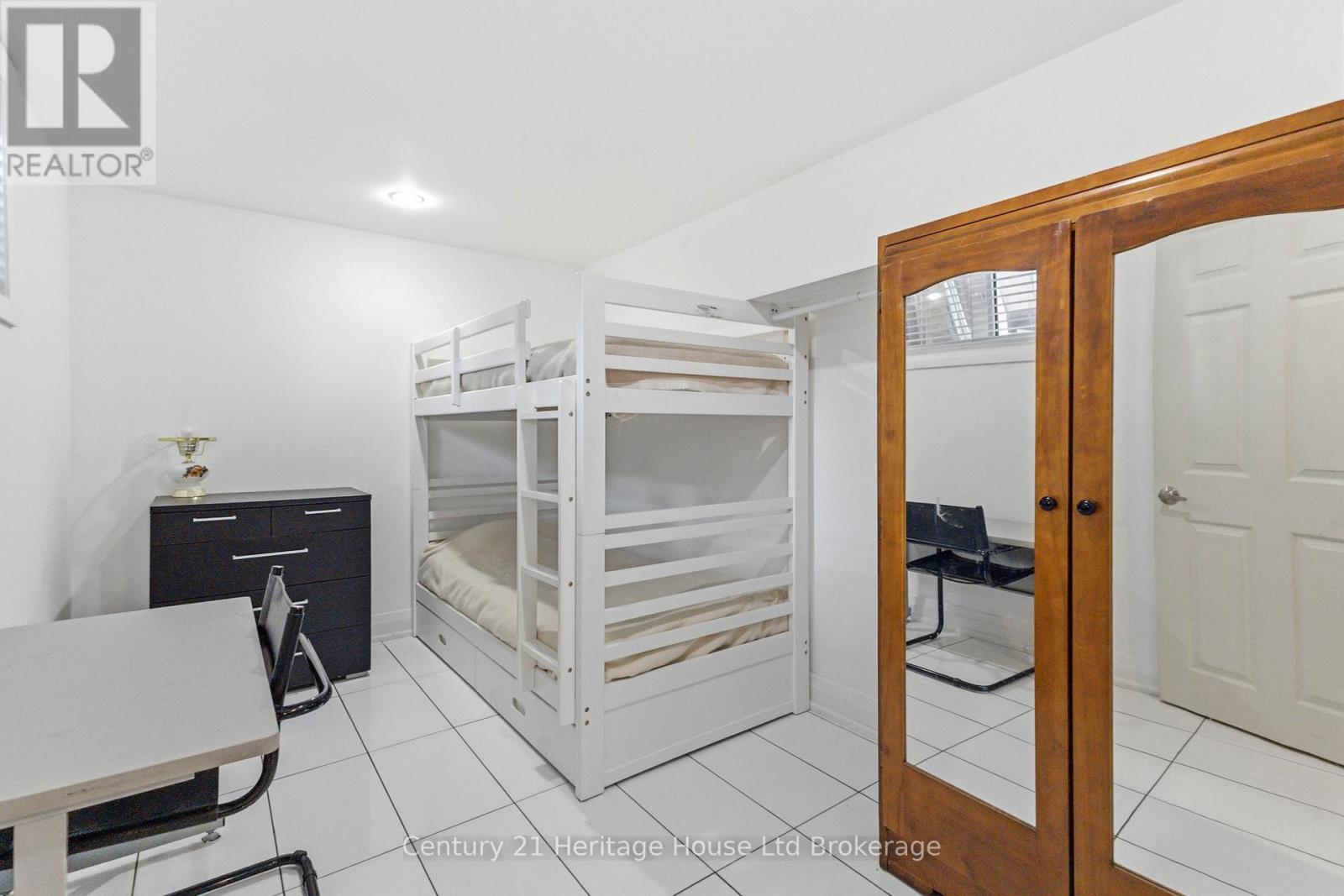 61 APPLEWOOD CRESCENT - 34