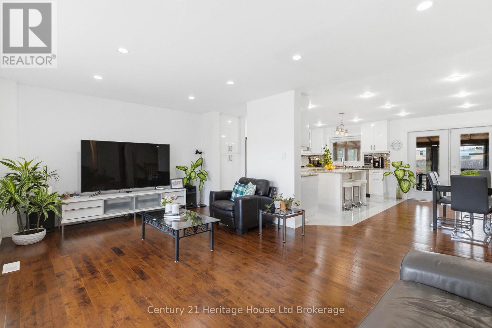 61 APPLEWOOD CRESCENT - 7
