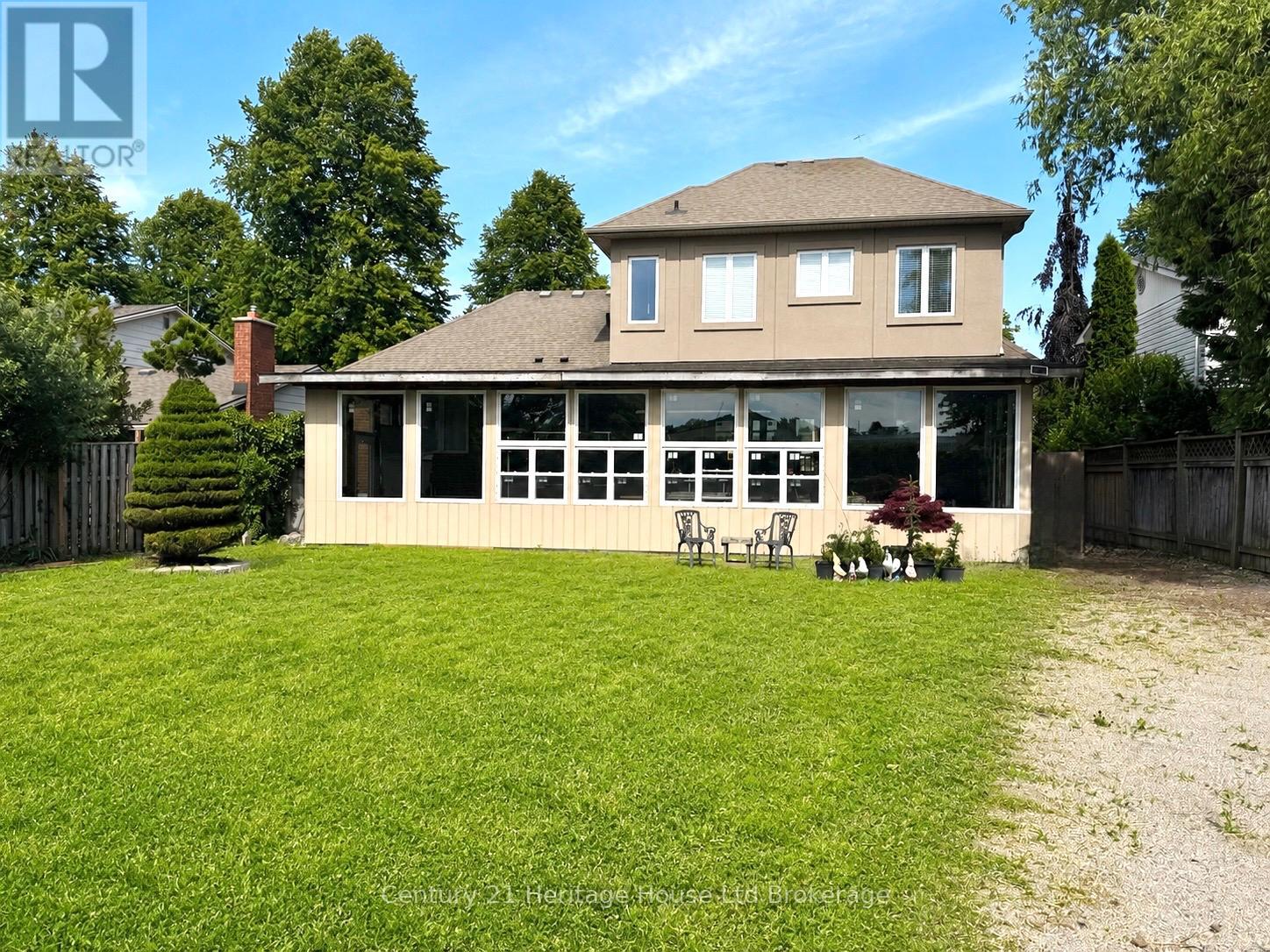 61 APPLEWOOD CRESCENT - 36