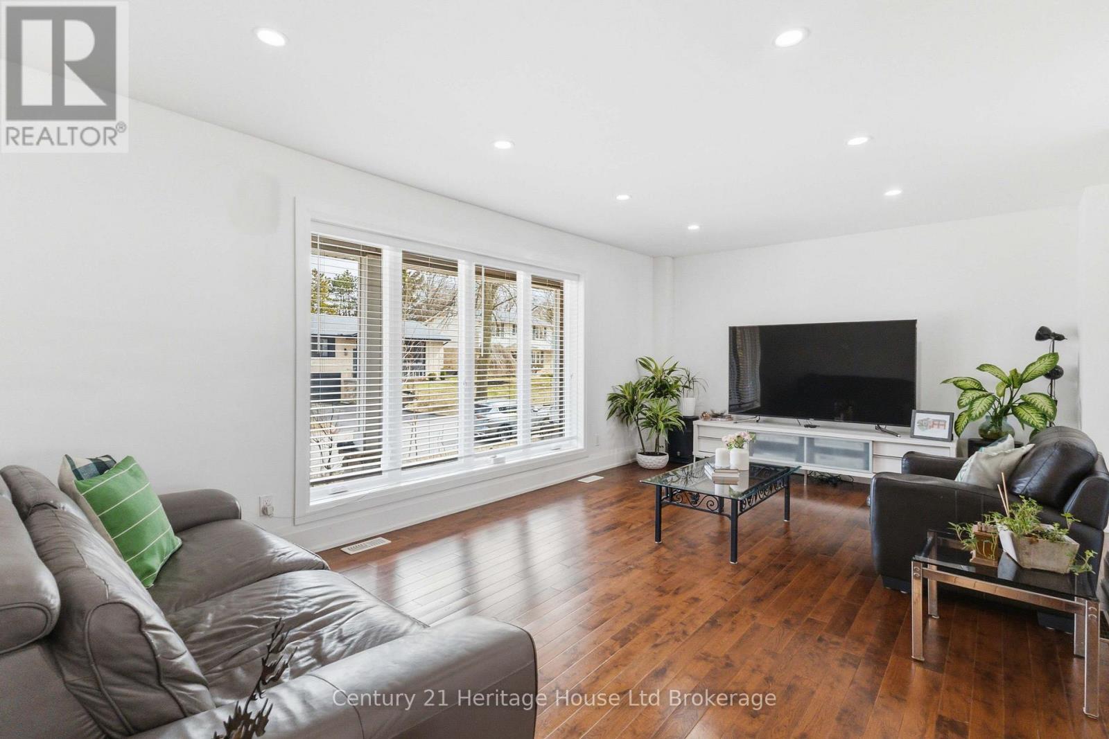 61 APPLEWOOD CRESCENT - 9