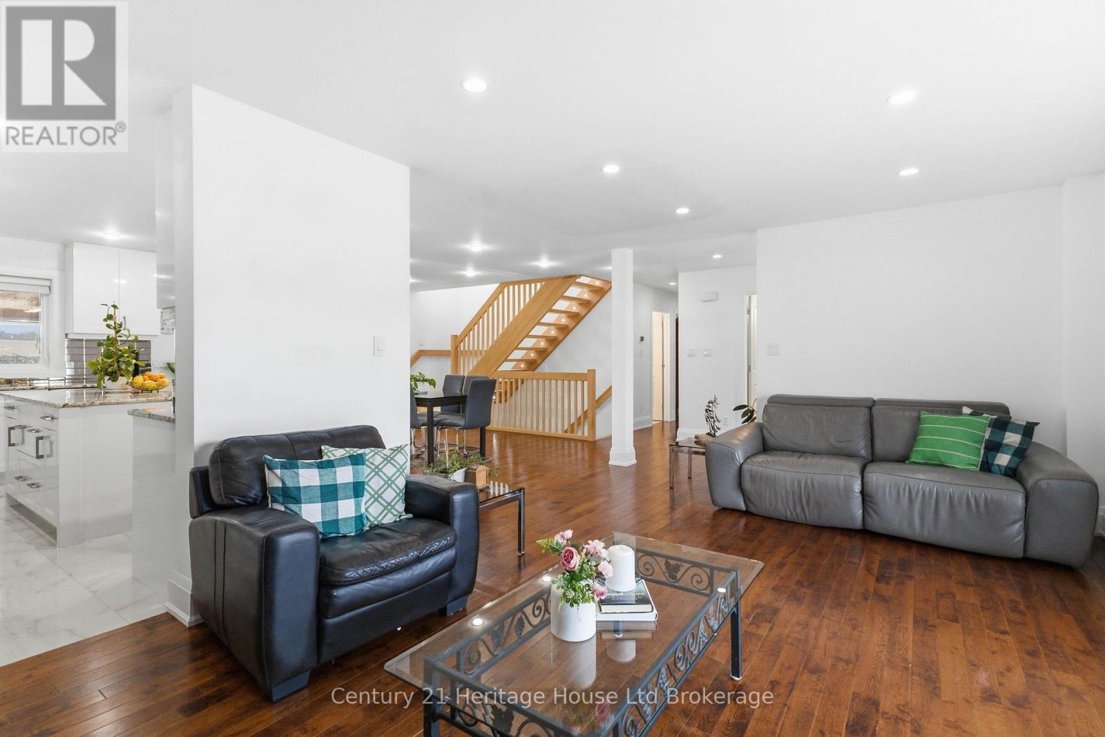 61 APPLEWOOD CRESCENT - 8