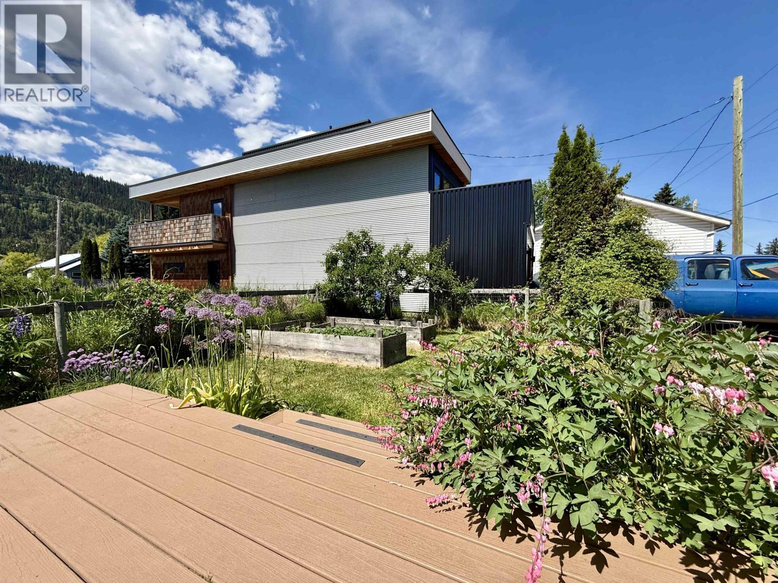 1071 QUEEN STREET - 5