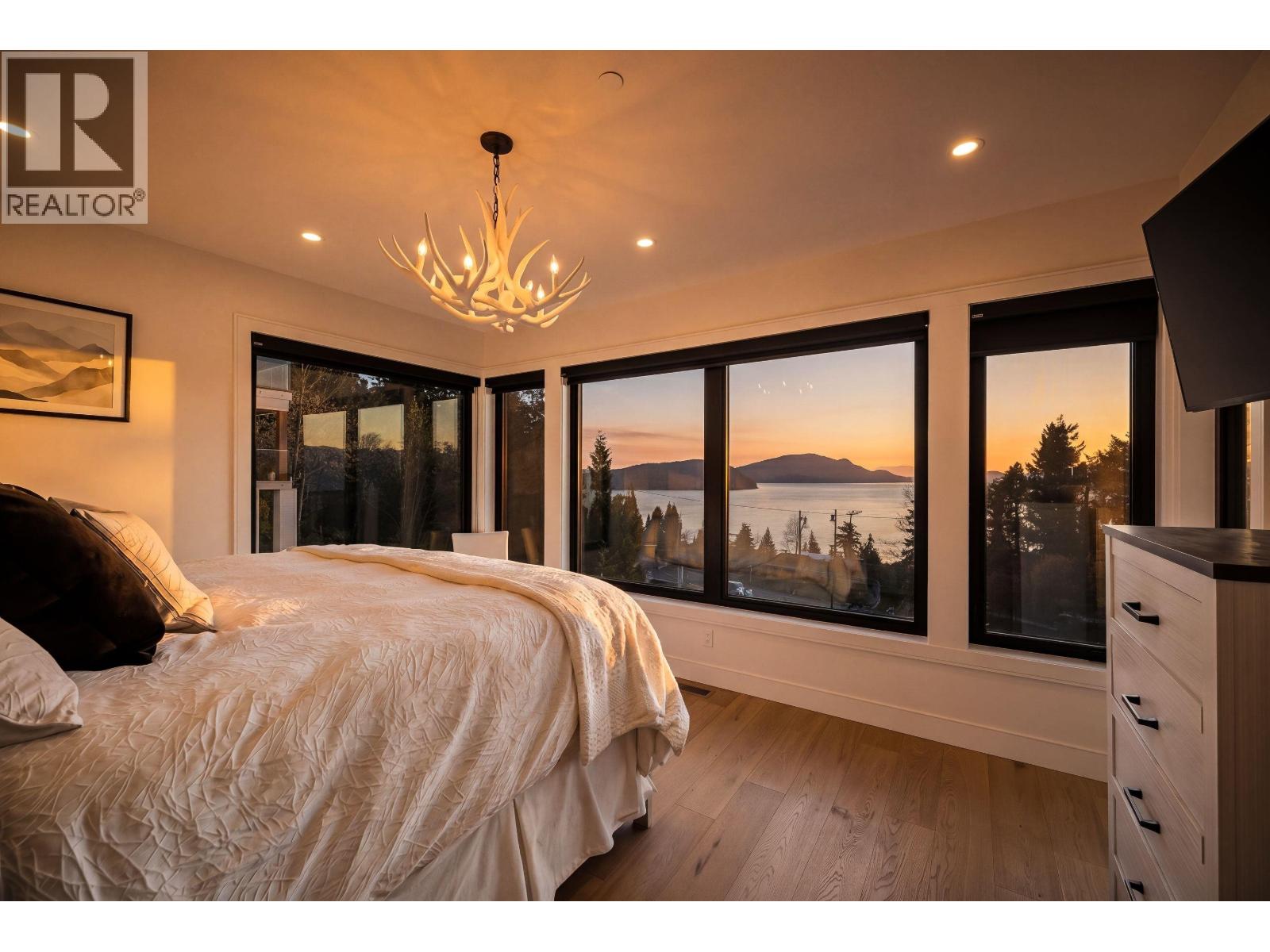 35 KELVIN GROVE WAY, West Vancouver