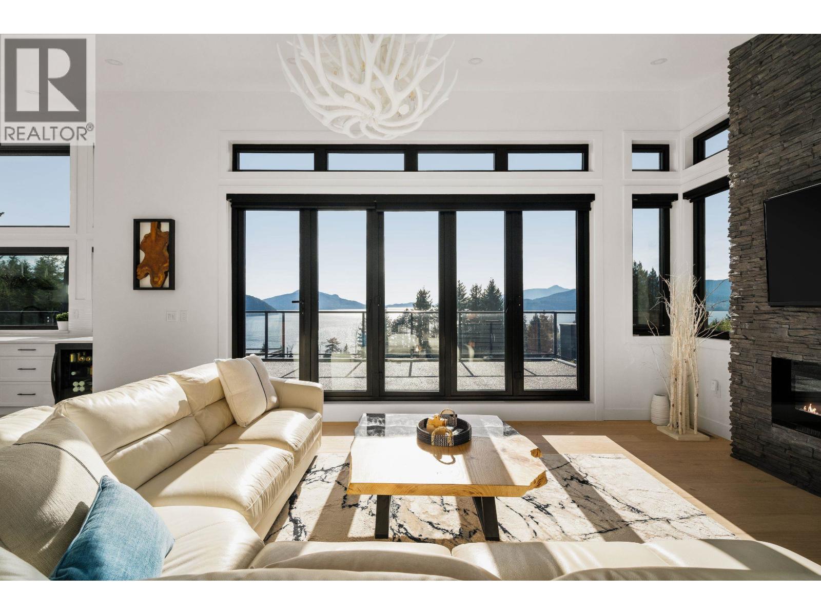 35 KELVIN GROVE WAY, West Vancouver