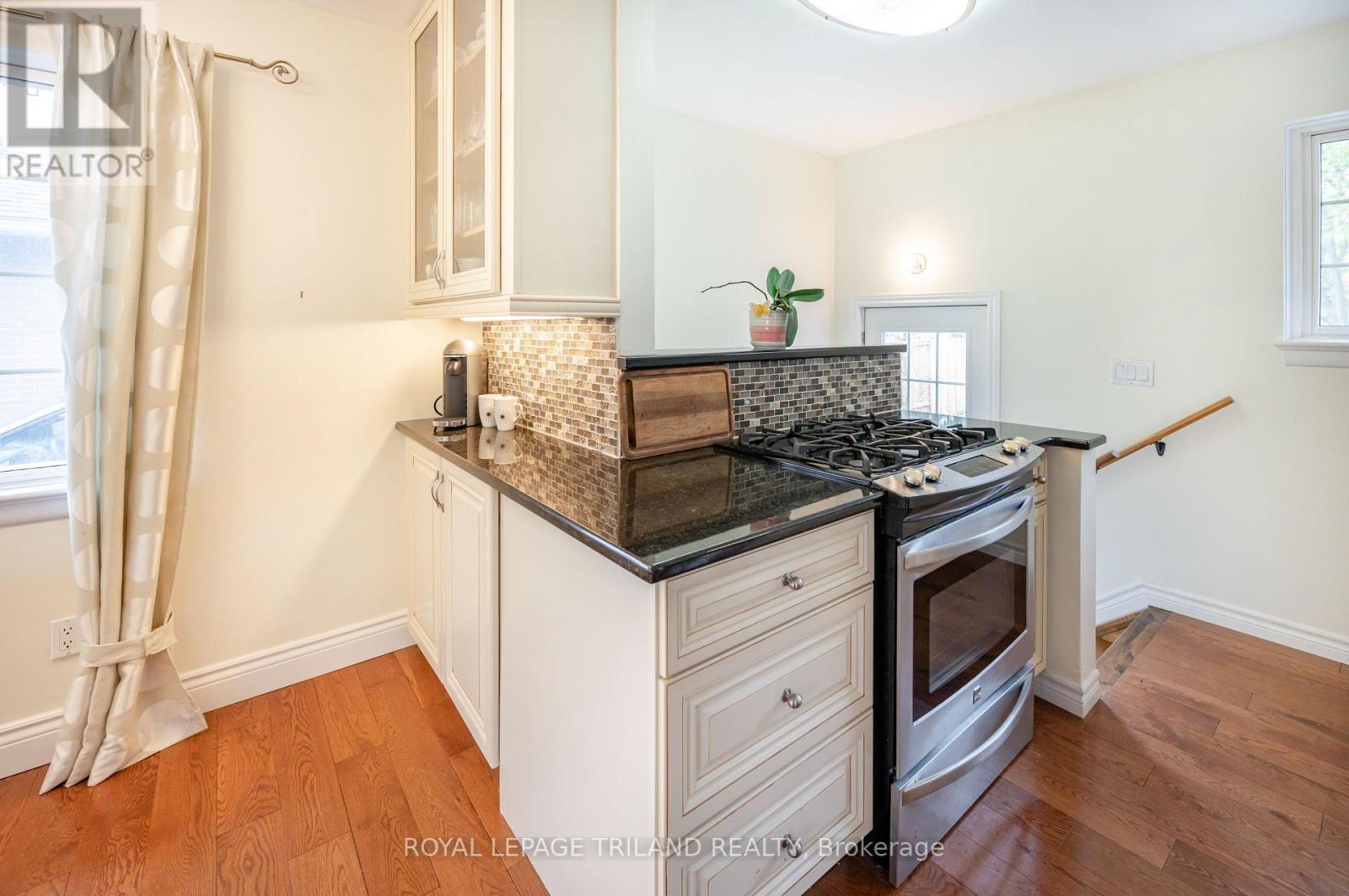374 GRIFFITH STREET - 10