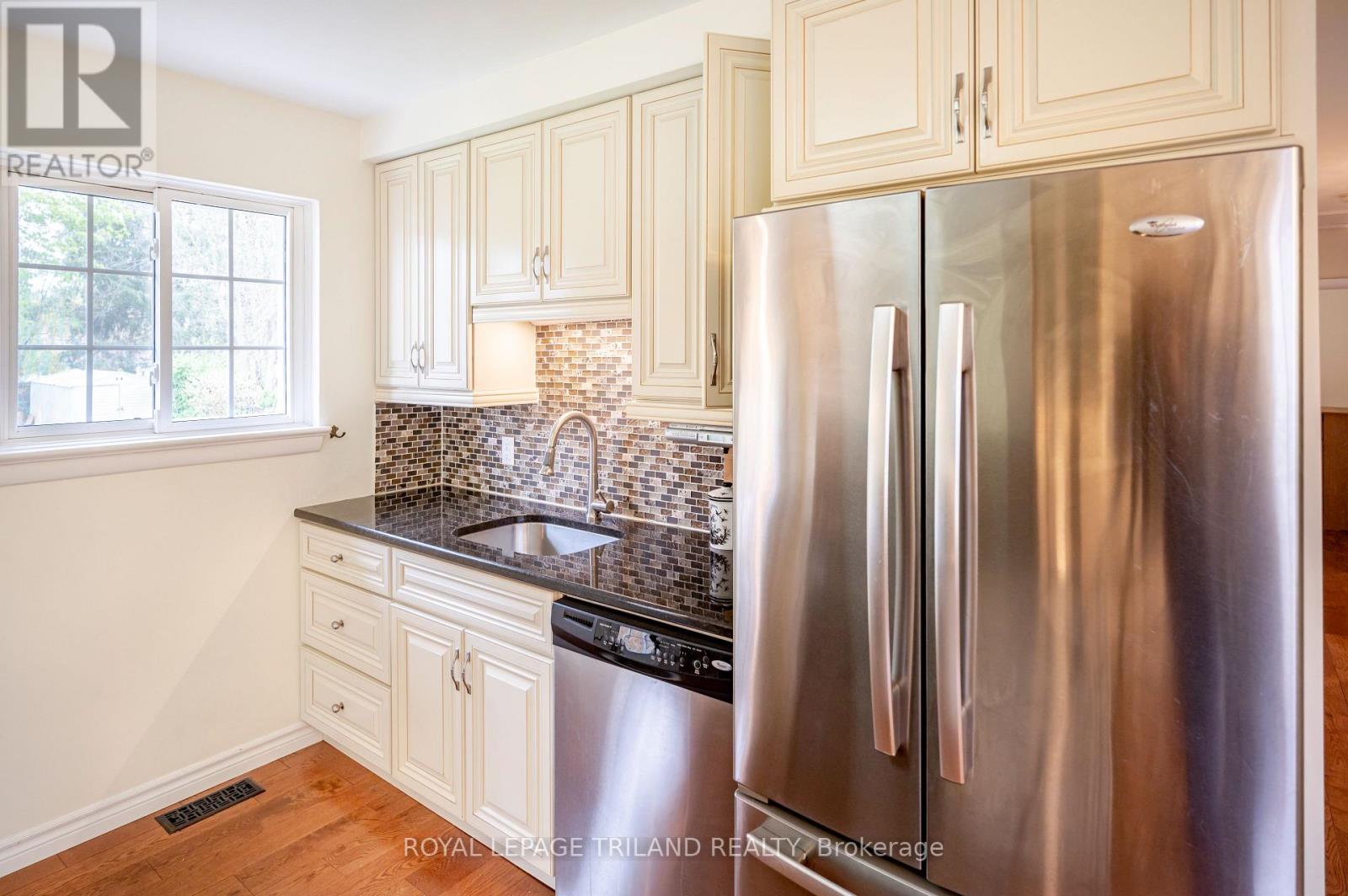 374 GRIFFITH STREET - 12
